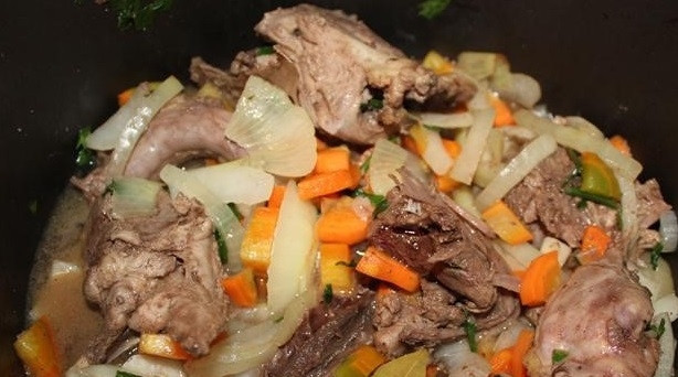 1. Этап. Жаркое из дикой утки: 8. Влейте воду. Перемешайте. Закройте крышкой и тушите на протяжении 2 часов. Готовую утку подавайте с тушеными овощами.