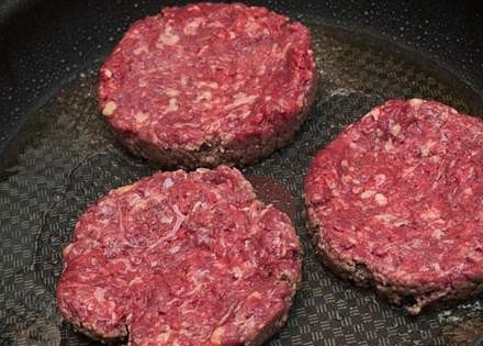 1. Этап. Бургеры из мраморной говядины: Смазываем бургеры маслом и обжариваем на сковороде или гриле. Жарим недолго, буквально по 3 минуты с каждой стороны.