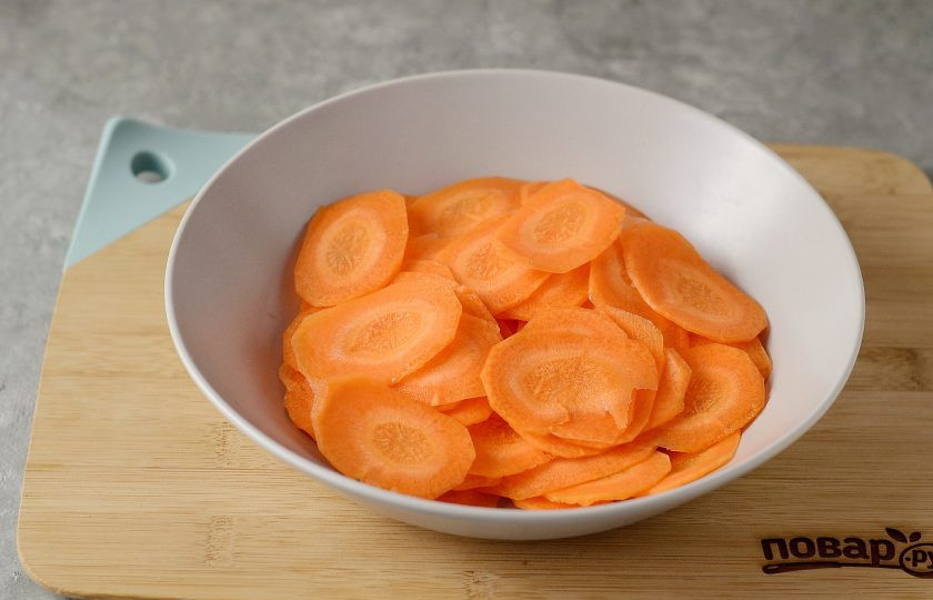 1. Этап. Вяленая морковь: Морковь очистите, затем с помощью терки нарежьте на кружочки толщиной пару миллиметров.