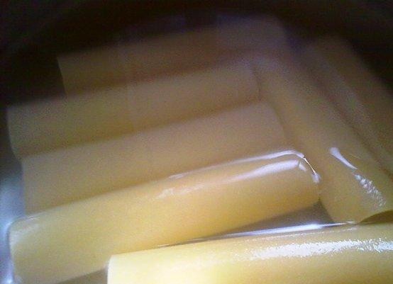 1. Этап. Каннелони со шпинатом: Трубочки каннелони варим 4 минуты в кипящей воде. Не переварите - иначе они развалятся, и все старания пойдут насмарку.