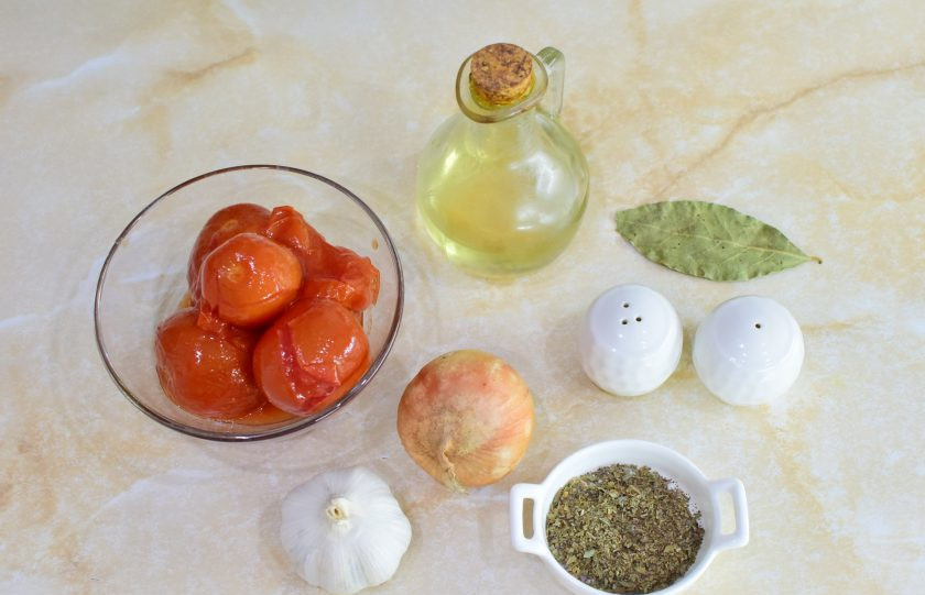 1. Этап. Классический соус Маринара: Для приготовления соуса подготовьте необходимые ингредиенты.