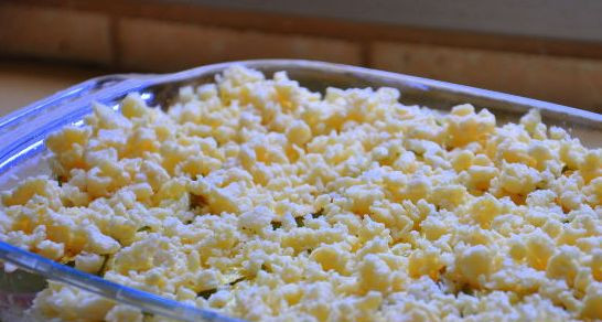 1. Этап. Запеканка из кабачков с помидорами: Посыпаем их тертым на крупной терке сыром.