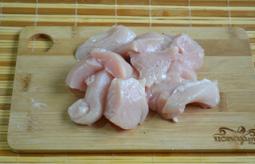 1. Этап. Рисовая лапша с курицей: Куриное филе порежьте на небольшие кусочки, примерно 2 на 2 см.