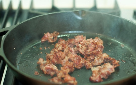 1. Этап. Макаронная запеканка с моцареллой: 3. Обжарьте на среднем огне.