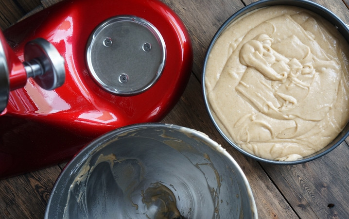 1. Этап. Торт с грушевым кремом: Сверху влейте тесто. Поместите будущий торт в духовку, прогретую до 160 градусов. Выпекайте 1 час. Готовность проверьте шпажкой, если выходит сухой из бисквита, значит готово.