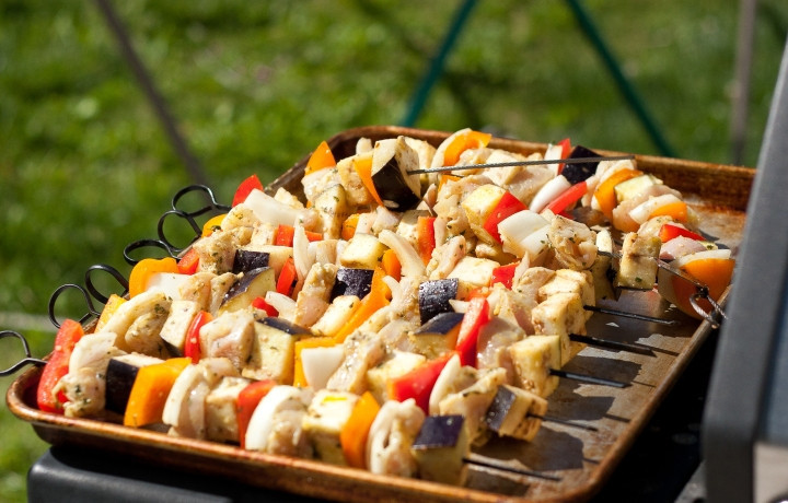 1. Этап. Шашлычки с курицей и овощами на гриле: 4. Жарьте шашлык на гриле по 10-15 минут с каждой стороны.