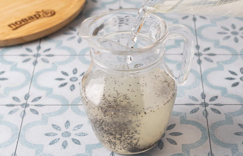 1. Этап. Лимонад с чиа: Затем влейте воду, размешайте, чтобы сироп полностью растворился. Уберите кувшин на полчаса в холодильник, чтобы семена чиа набухли.