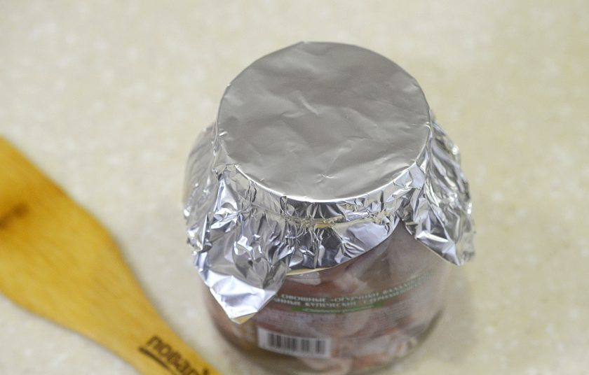 1. Этап. Тушенка из утки в домашних условиях: 5. Влейте на 2/3 кипяченой воды и накройте фольгой.