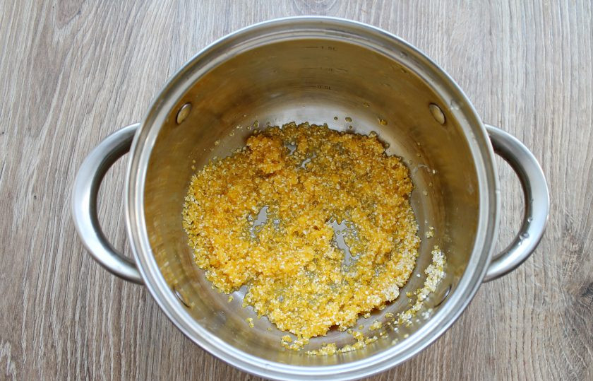 1. Этап. Кукурузная каша с черносливом: Хорошенько промойте кукурузную крупу в теплой воде.