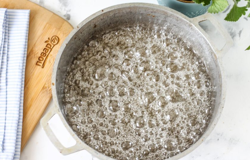 1. Этап. Имбирные пряники на жженом сахаре: Доведите содержимое емкости до кипения и чуть уменьшите нагрев. Томите сахарный сироп примерно 3-4 минуты.