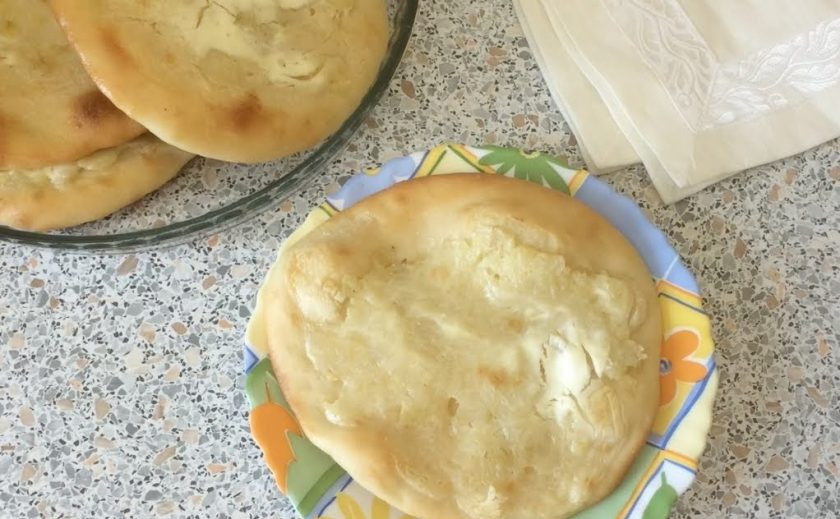 1. Этап. Шаньги на закваске: 6. Горячие шаньги смажьте растопленным сливочным маслом, накройте полотенцем и составьте на 30 минут. Приятного аппетита!