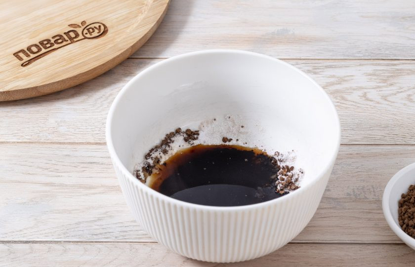 1. Этап. Дальгона без сахара: Влейте горячую воду.