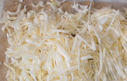 1. Этап. Вегетарианские щи в мультиварке: Первым делом помоем и нашинкуем тонко белокочанную капусту.