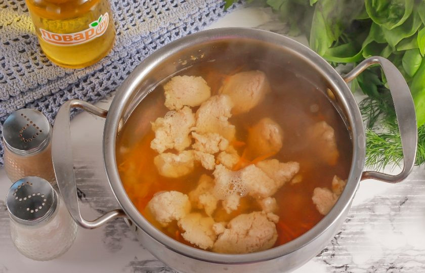 1. Этап. Рыбный суп с икрой мойвы: Спустя указанное время выложите в кипящий бульон икру мойвы. В сыром виде она будет выкладываться в виде клецок, но потом, при варке супа, она распадется на вареные икринки.