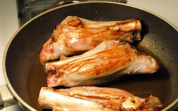 1. Этап. Суп из баранины с булгуром: Баранину обжариваем со всех сторон на растительном масле. До золотистой корочки.