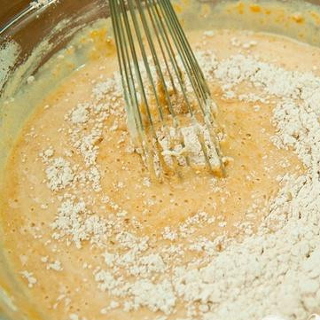 1. Этап. Пудинг с хурмой: 4. Добавить 1/4 часть мучной смеси и хорошо размешать. Продолжать попеременно добавлять муку и пахту по 1/4, хорошо перемешивая после каждого дополнения.