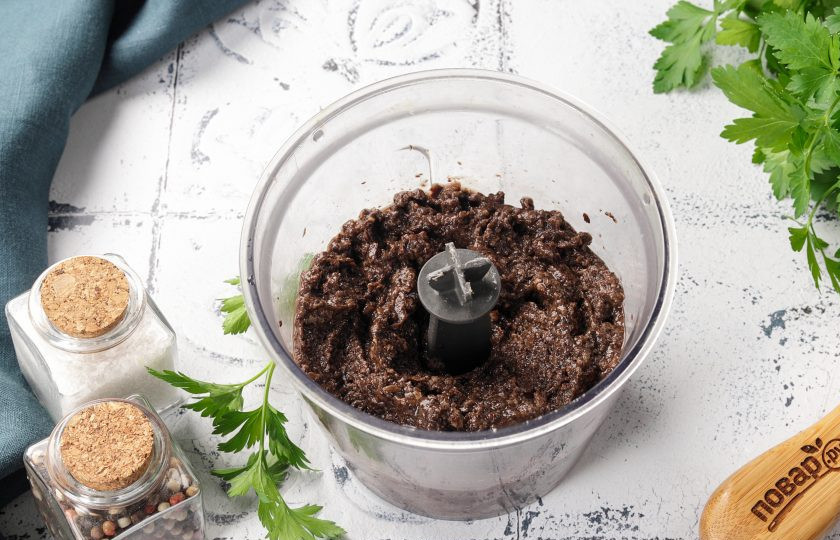 1. Этап. Вареники с грибами: Грибы прокрутите через мясорубку или измельчите в блендере.