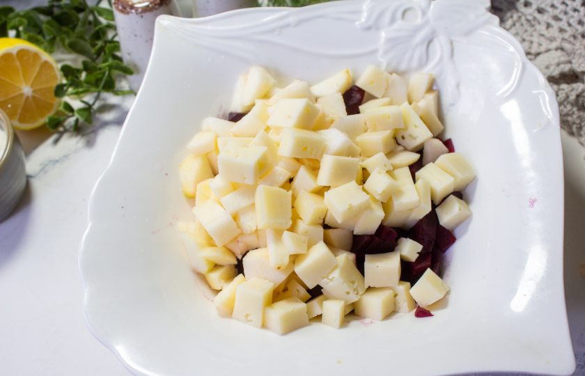 1. Этап. Салат со свеклой, сыром и яблоком: Сыр нарежьте также кубиками и выложите в салатник.