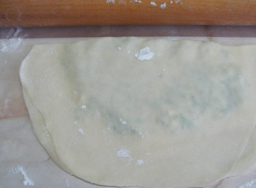 1. Этап. Лепешки на простокваше с творогом и зеленью: Второй половиной накрываем начинку, прижимаем сначала руками, вытесняя воздух, и прокатываем скалкой без фанатизма, начиная с начинки и заканчивая краями теста.