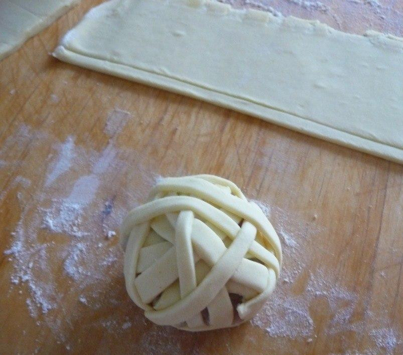 1. Этап. Клубочки ниток: Обволакиваем фрикадельку полосочками из теста.