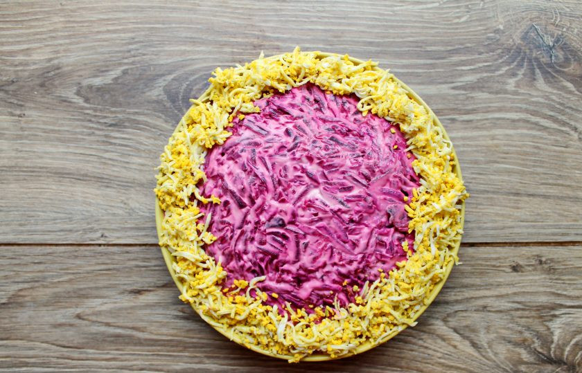 1. Этап. Селёдка под шубой с двумя видами рыбы: Яйца натрите на средней терке и украсьте верх салата по вашему вкусу. Уберите в холодильник и дайте постоять в течение 30-45 минут.