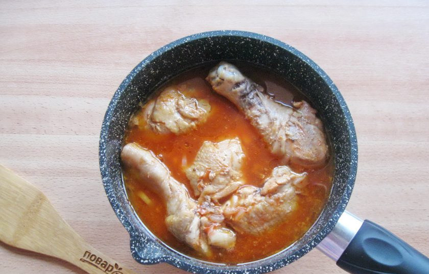 1. Этап. Курица в красном соусе: Через 20-25 минут, когда курица будет готова, то есть при накалывании выделяемый сок будет светлым, добавьте в кастрюлю томатную пасту и сахар по вкусу. Хорошо перемешайте курицу с соусом. Прогрейте блюдо еще 5 минут на небольшом огне и выключайте.