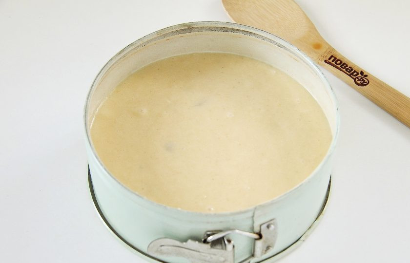 1. Этап. Манник с изюмом на кефире: Готовое тесто перелейте в смазанную маслом форму для выпечки Дно и бока можно обсыпать мукой или манкой. Выпекайте при температуре 180 градусов около 30-40 минут.