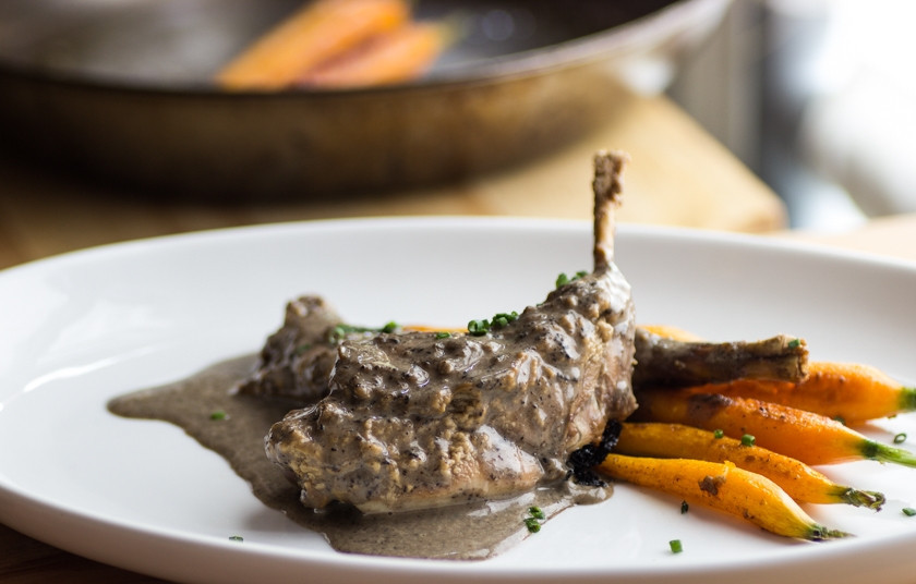 1. Этап. Кролик, тушенный в молоке: 3. Готово! Морковь достаем и выкладываем на блюдо, а поверх нее - кусочек кролика. Молодая морковь может стать достойным гарниром. Зовите всех к столу!