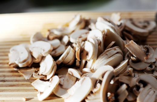 1. Этап. Отбивные с грибами: 6. Пока обжариваются отбивные вымыть и нарезать ломтиками грибы.