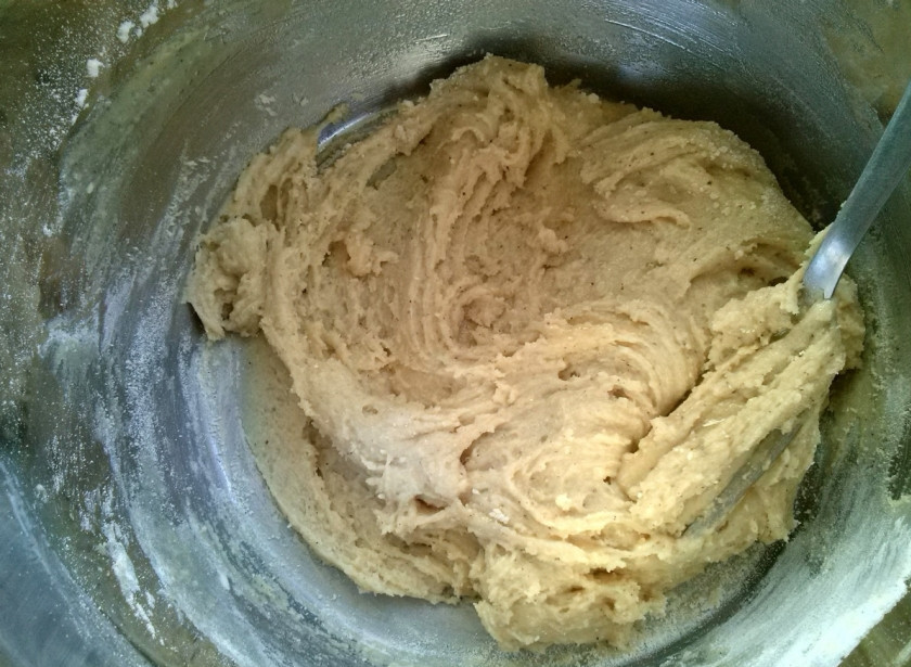 1. Этап. Пряники классические: Добавьте муку со специями, перемешайте до однородности.