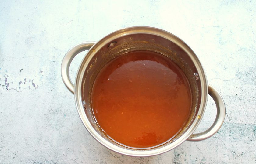 1. Этап. Джем из желтой сливы: Верните кастрюлю с джемом на огонь и варите еще в течение 20-30 минут, до желаемой густоты.