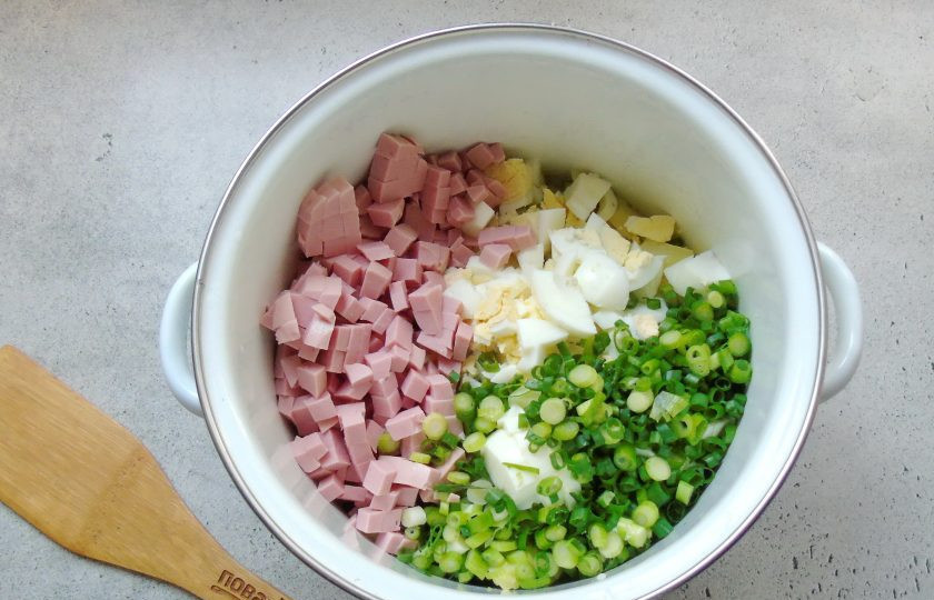 1. Этап. Окрошка на воде с уксусом и майонезом: Добавьте мелко нарезанный зеленый лук.