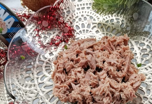 1. Этап. Салат Цветок моря: Слить жидкость из банки с тунцом. Выложить в салатник полосатый рубленный тунец ТМ 