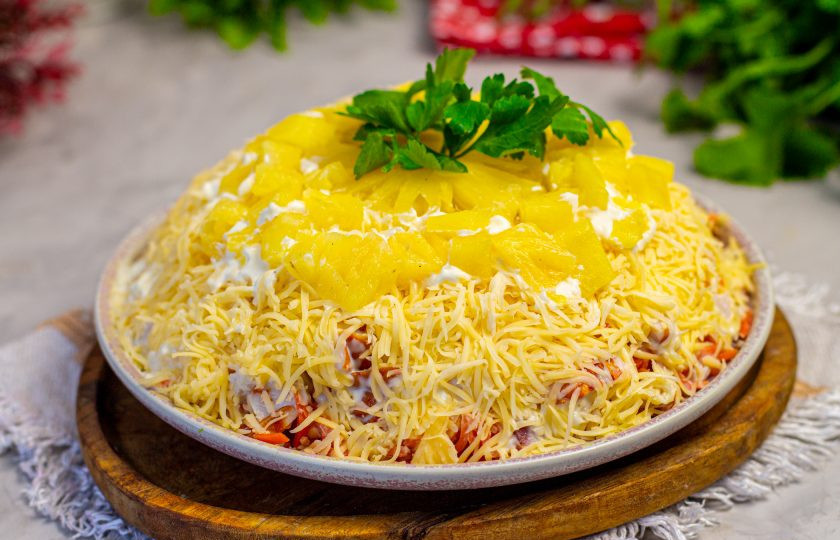 1. Этап. Салат Ананасовое кольцо: Подавайте салат охлажденным. Приятного аппетита!