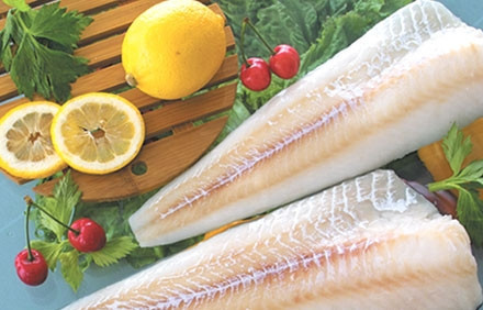 1. Этап. Треска с картофелем в духовке: Филе трески промыть, обсушить бумажным полотенцем. Нарезать на порционные куски. Посолить, поперчить по вкусу. Можно добавить сушеную приправу для рыбы.