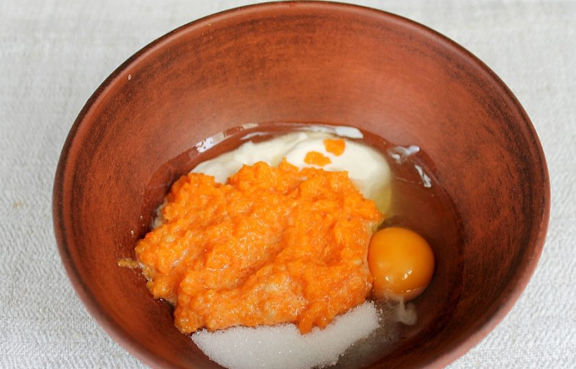1. Этап. Тыквенная запеканка с блинами: Добавляем 100 грамм тыквенного пюре и перемешиваем.
