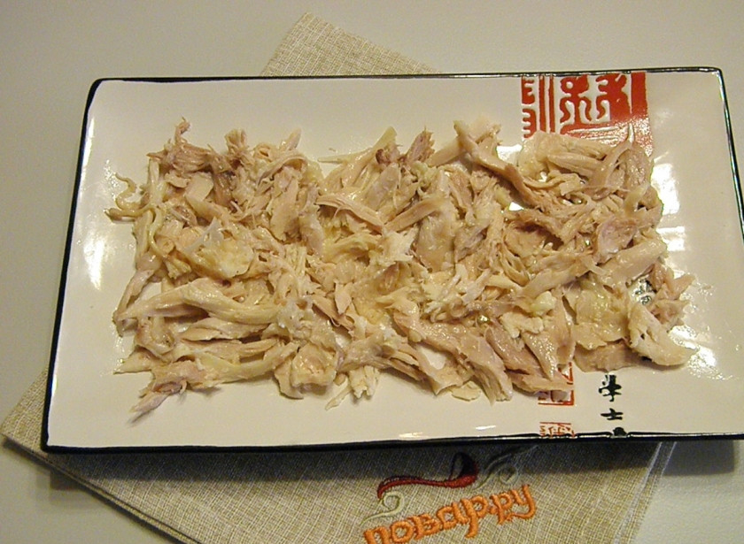 1. Этап. Салат из курицы с майонезом: Возьмите тарелочки, на которых будете подавать салат. У меня вышли две небольшие тарелочки. Разложите кусочки курицы. Смажьте майонезом.