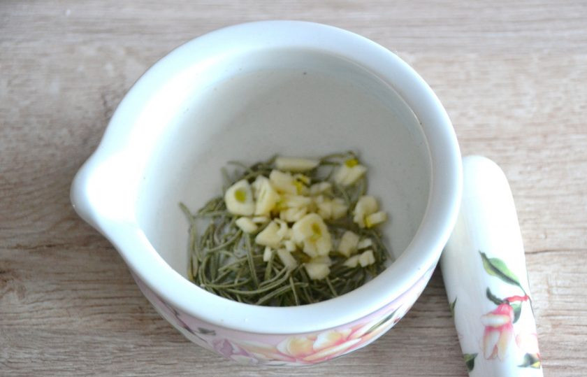 1. Этап. Итальянские крекеры: Измельчите чеснок с розмарином, можно добавить немного соли.