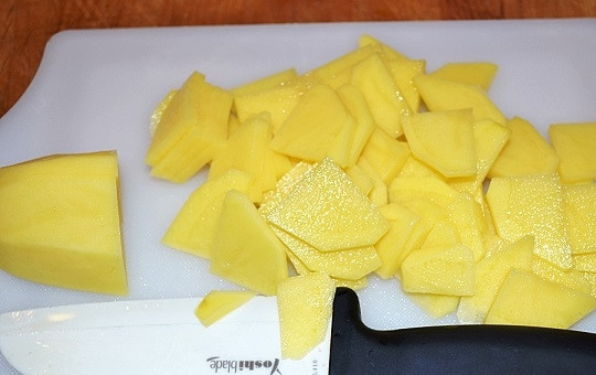 1. Этап. Красная рыба с овощами в духовке: 2. Вымойте и очистите картофель, нарежьте тонкими пластинками, чтобы все овощи одновременно проготовились.