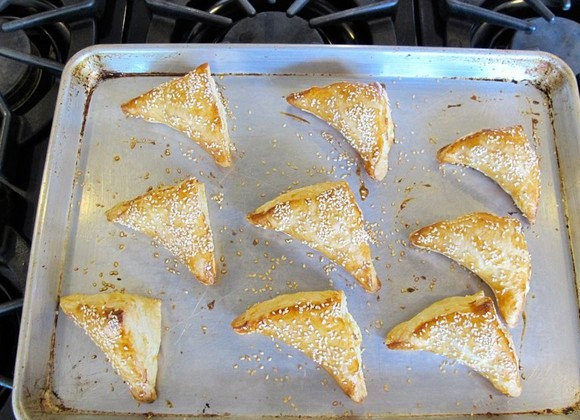 1. Этап. Слойки из бездрожжевого теста с сыром: 9. И запекайте слойки до румяности. Приятного аппетита!