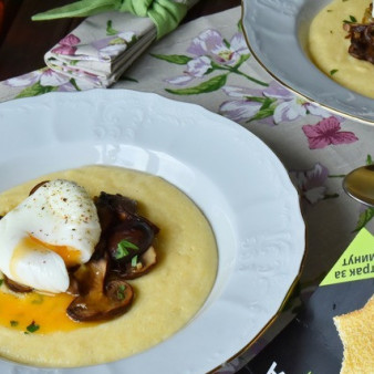 Утренняя полента с грибами и яйцом