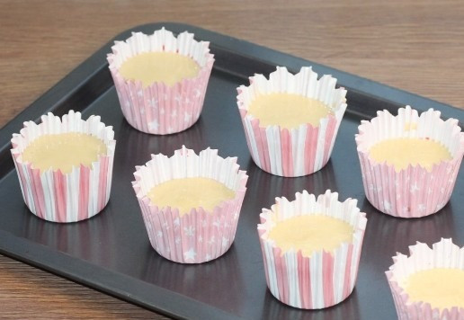 1. Этап. Кекс с кремом из творожного сыра: 13. Поверх сливы кладем 2 ст. л. теста. Формы заполняем на 2/3, т. к. в процессе выпечки кексы еще поднимутся.