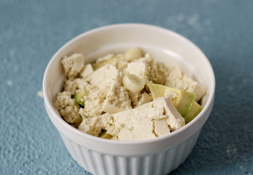 1. Этап. Сливочный соус из авокадо: Добавьте к нему тофу, чеснок, оливковое масло, лимонный сок и воду. Измельчите блендером до состояния однородного пюре.