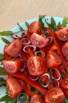 1. Этап. Салат с коктейльными томатами и сыром моцарелла: Выложите в салатницу первым слоем рукколу, затем положите перец, сверху лук и потом уже томаты;