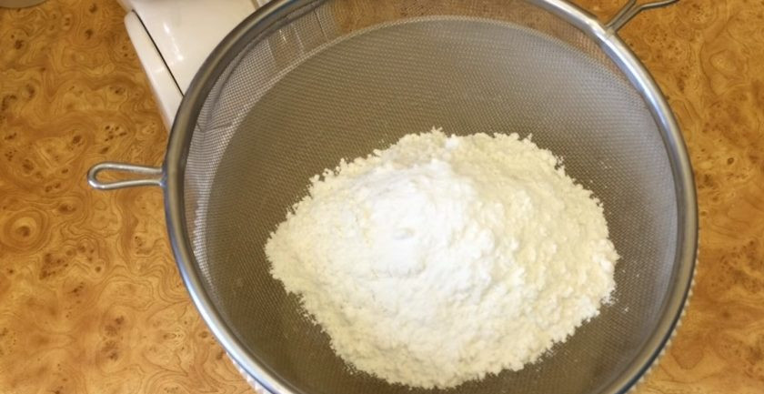 1. Этап. Бисквитный рулет со сливочно-молочным кремом: 2. Добавьте сметану и взбейте до однородности. Просейте муку и разрыхлитель и перемешайте тесто лопаткой. Смажьте противень сливочным маслом и застелите пергаментом.