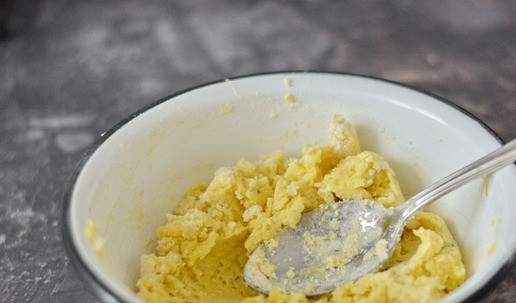 1. Этап. Картофельные биточки: Перемешайте картофельную массу с мукой