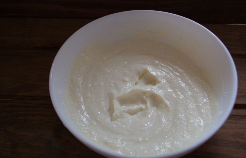 1. Этап. Домик из печенья: Погружным блендером перебейте все до состояния сырковой массы.