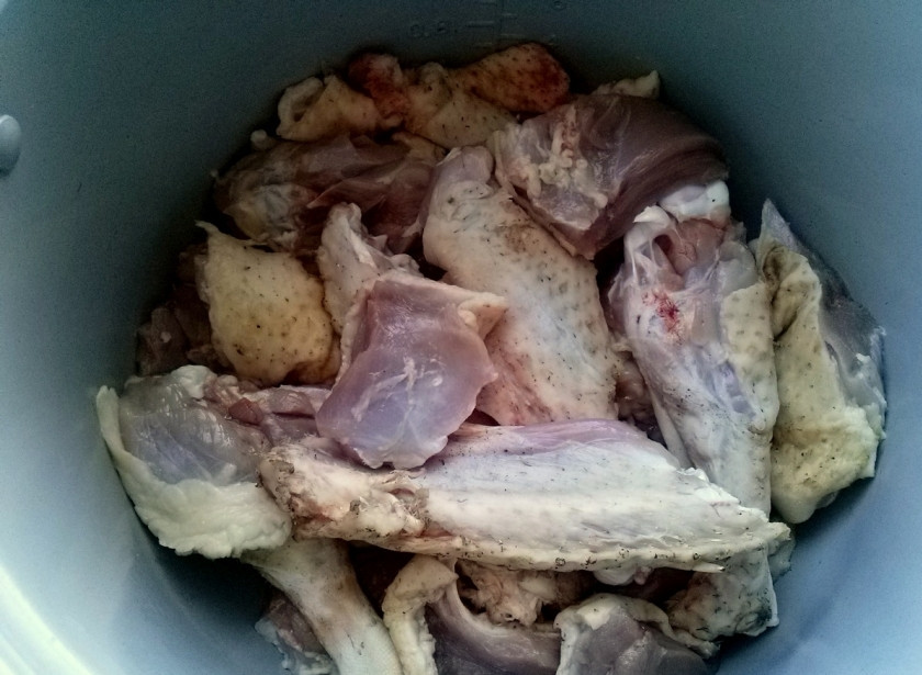 1. Этап. Утка, тушенная с картошкой: Порежьте утку на порционные кусочки, натрите солью, горчицей и тертым имбирем и отставьте мариноваться на 30 минут. Это сделает утку мягче. Выложите кусочки в чашу мультиварки кожицей вниз и обжарьте в режиме 