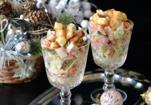 1. Этап. Салат из копчёной индейки Малибу: Салат можно подать в салатнике или порционно в бокалах. Перед подачей посыпаем салат сухариками, иначе они размокнут. Сухарики можно купить готовыми или сделать самим. У меня сухарики на чесночном масле с прованскими травами, делала сама. Всего доброго вам в Новом году!