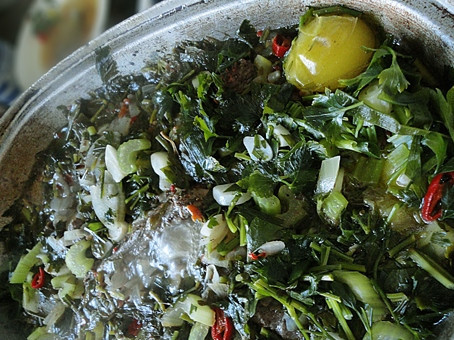 1. Этап. Чакапули из телятины: Доводим все до кипения.